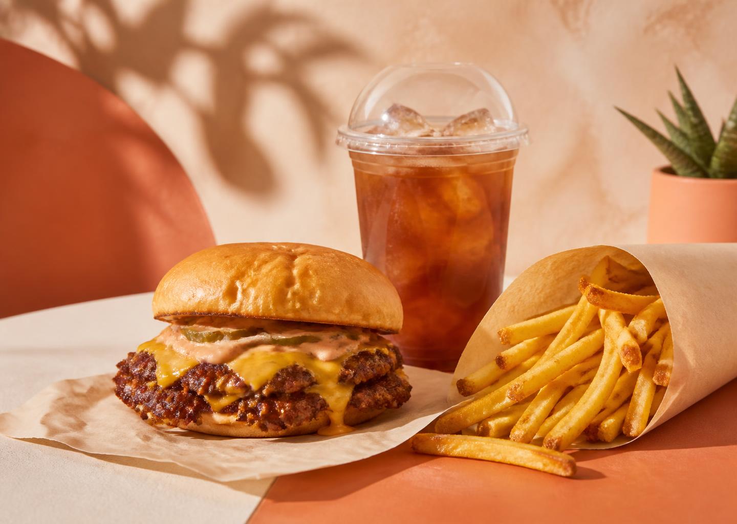 Burger, friet en een ijskoud drankje van COJA Snacks